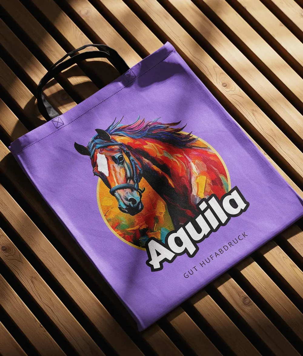 Violet tote bag with the “Aquila” design on a wooden bench