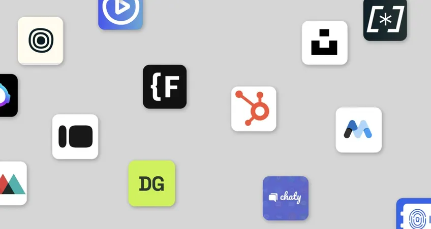 Webflow-Schriftzug auf schwarzem Grund, daneben ein weißes Puzzleteil mit roter Kontur