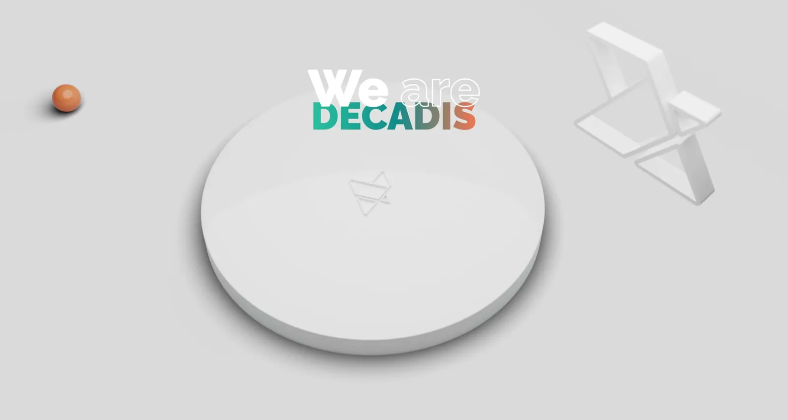 Animation: an orange sphere rolls towards a white disc, above it “We are Decadis”
