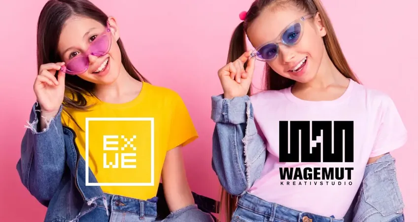 Zwei Mädchen mit Sonnenbrillen in T-Shirts mit Logo-Aufdruck – links ein Platzhalter-Logo, rechts das WAGEMUT-Logo