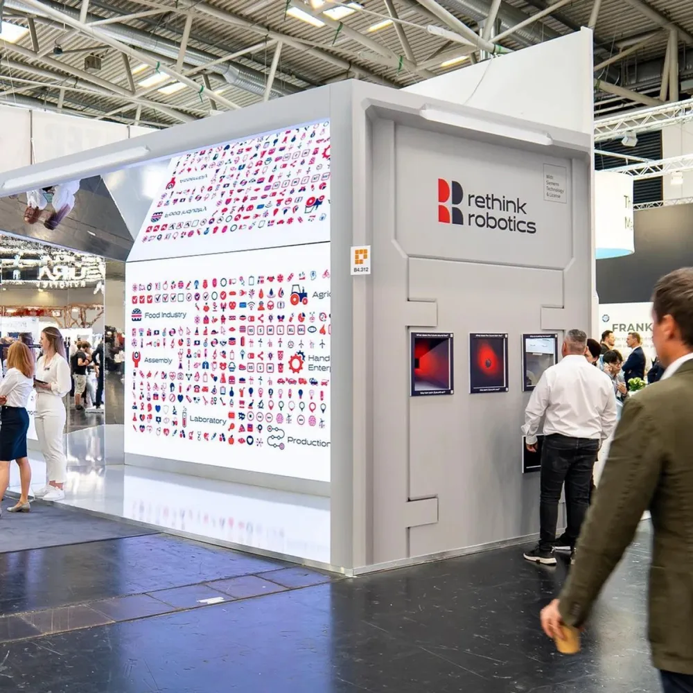 Der Messestand auf der Automatica, mit leuchtender Anwendungswand und Logo