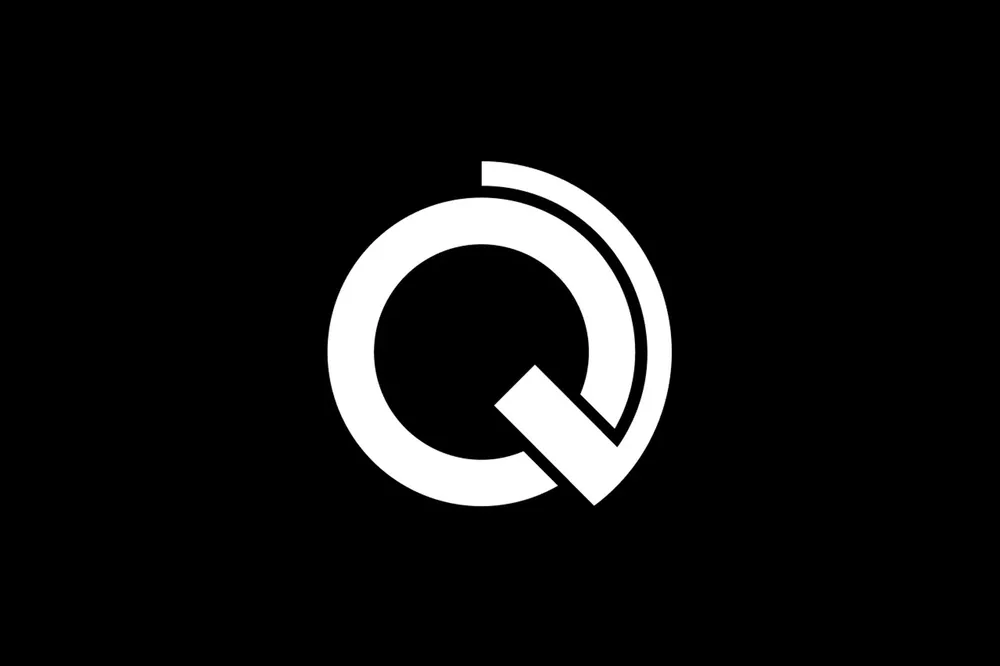 The finished brandmark: a Q whose bow opens up like a partition wall